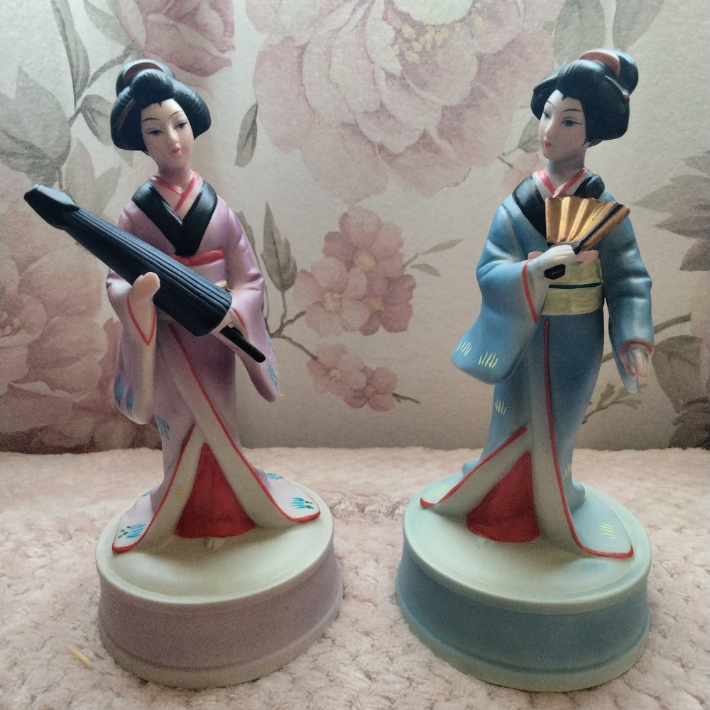 Elegant Geisha Figurine Set - Blue and Pink